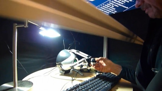 Heads-Up Virtual Reality device lets users see and ‘touch’ 3D images