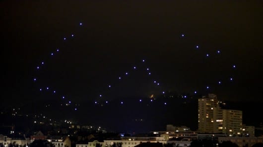 World record quadrocopter swarm puts on impressive light show