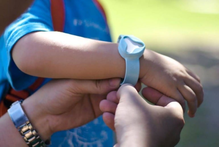 Guardian device turns app-users into child-trackers