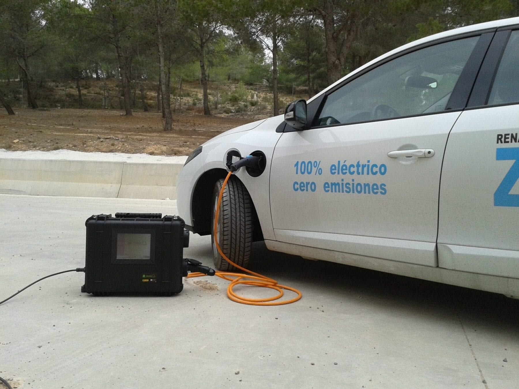 Researchers develop the first mobile charging system for electric vehicles