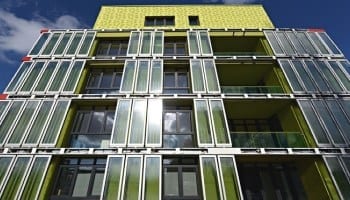 Intelligent façades generating electricity, heat and algae biomass