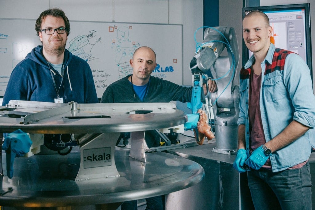 This is the team behind the robot "Gribbot ", who has a special eye for chicken. From the left: Elling Ruud Øye, Ekrem Misimi and Aleksander Eilertsen at SINTEF. Photo: TYD/SINTEF