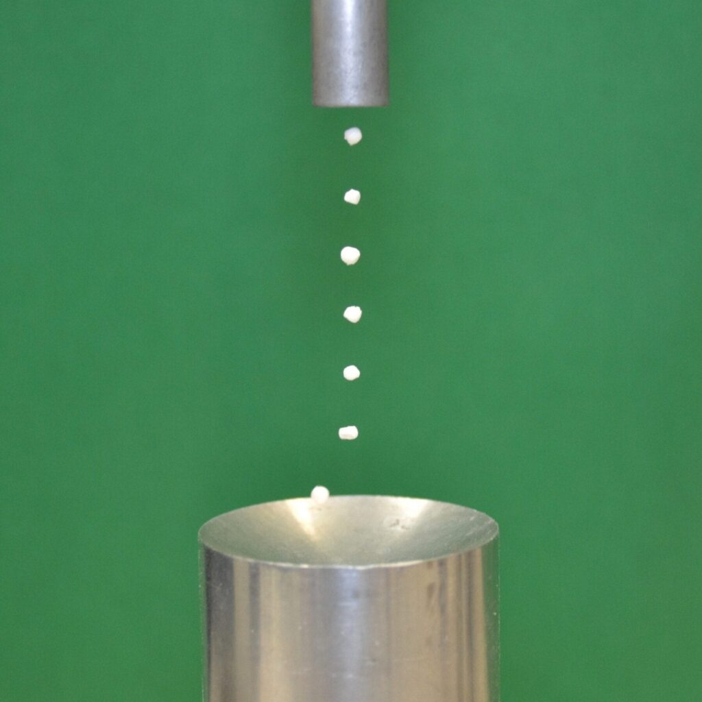 Levitation of expanded polystyrene particles by ultrasonic sound waves. CREDIT: M. Andrade/University of São Paulo