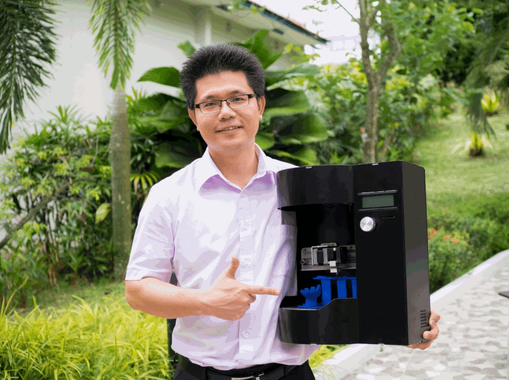 Dr Alex Pui carrying the lightweight 6kgs Blacksmith Genesis 3D printer cum scanner with one hand