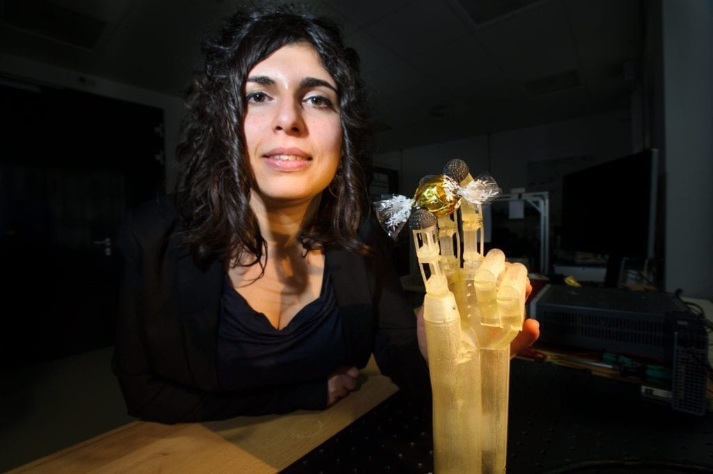 Filomena Simone, an engineer in the research team led by Professor Stefan Seelecke, is working on the prototype of the artificial hand. Foto/Credit: Oliver Dietze