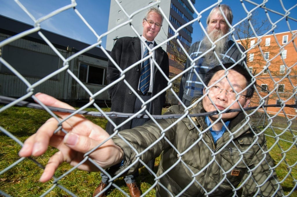 A number of fences on the Saarbrücken campus are presently undergoing long-term monitoring to determine how the system is affected by such factors as wind. from left: Professor Uwe Hartmann, Dr. Uwe Schmitt und Dr. Haibin Gao. Credit: Oliver Dietze