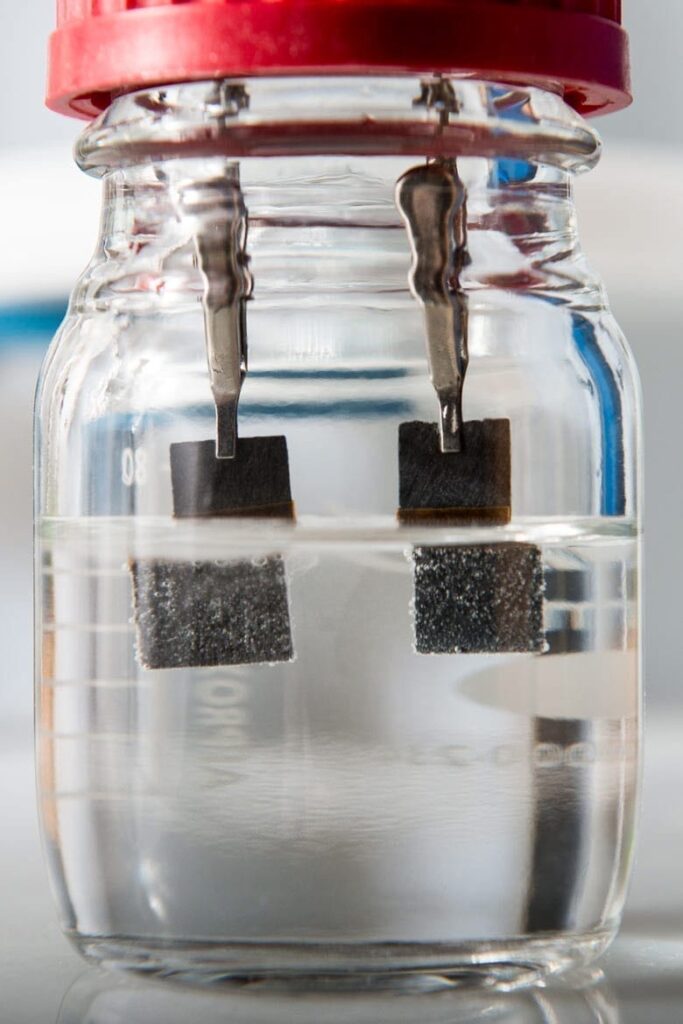 Unlike conventional water splitters, the device developed in Associate Professor Yi Cui's lab uses a single low-cost catalyst to generate hydrogen bubbles on one electrode and oxygen bubbles on the other.