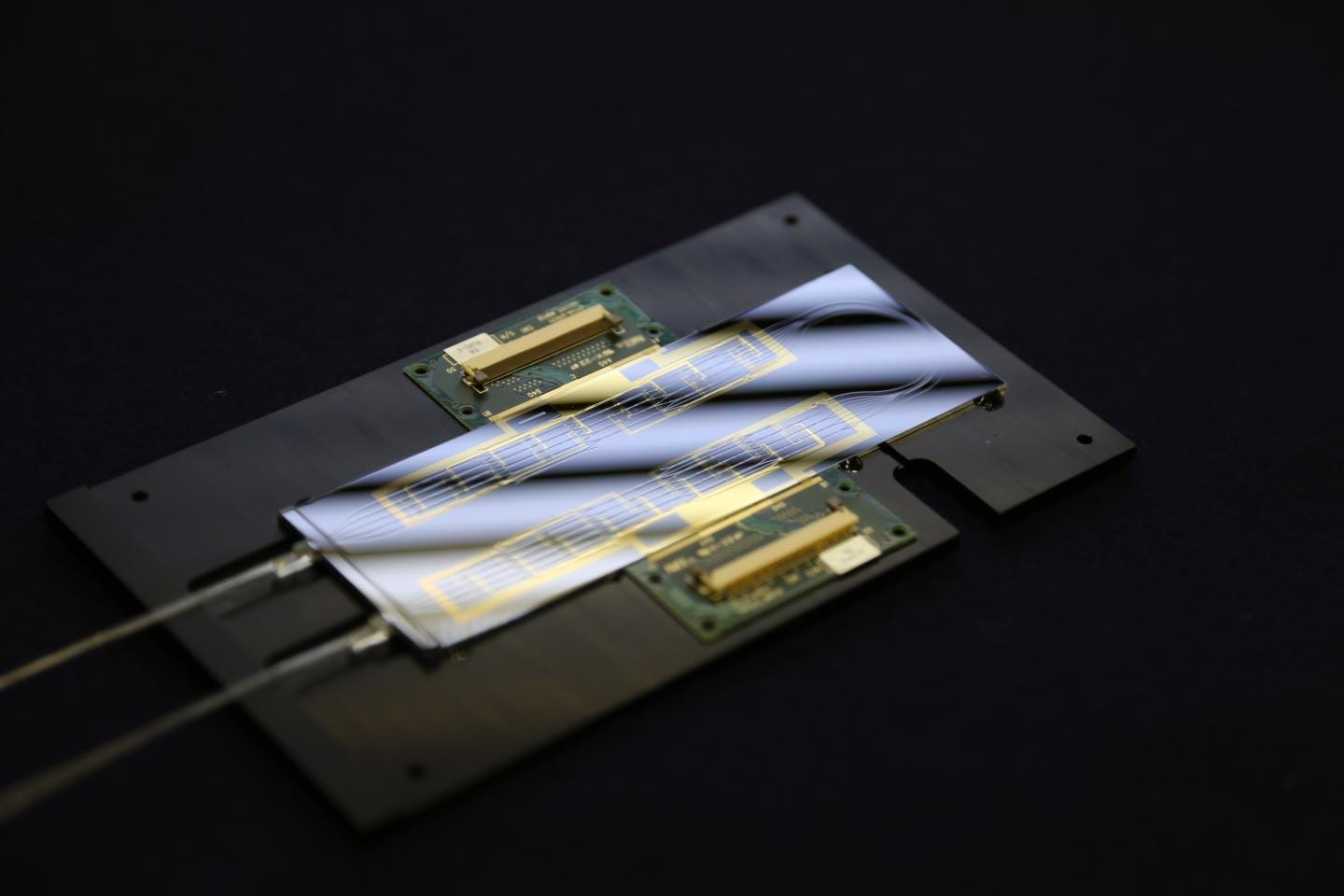 New optical chip lights up the race for quantum computer