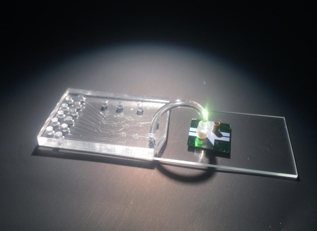 THIS HYBRID DEVICE INTEGRATES A MICROFLUIDIC CHIP FOR SAMPLE PREPARATION AND AN OPTOFLUIDIC CHIP FOR OPTICAL DETECTION OF INDIVIDUAL MOLECULES OF VIRAL RNA. CREDIT: JOSHUA PARKS