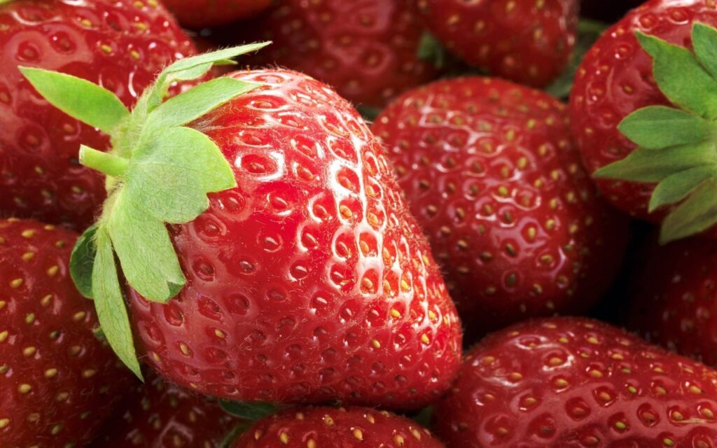 Fresh strawberries, close-up via www.hqwalls.com