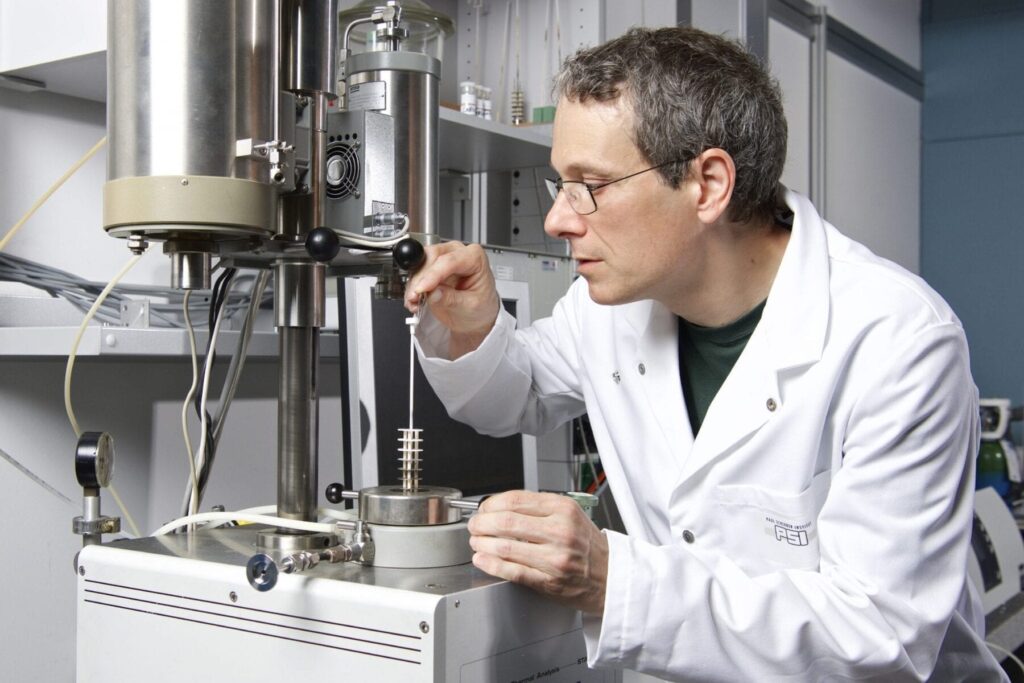 Ivo Alxneit, chemist at the Solar Technology Laboratory, Paul Scherrer Institute (PSI), preps for an experiment. Together with fellow researchers at the PSI and the ETH Zurich, he has developed a procedure that uses solar energy to produce fuel. (Photo: Paul Scherrer Institut/Markus Fischer)