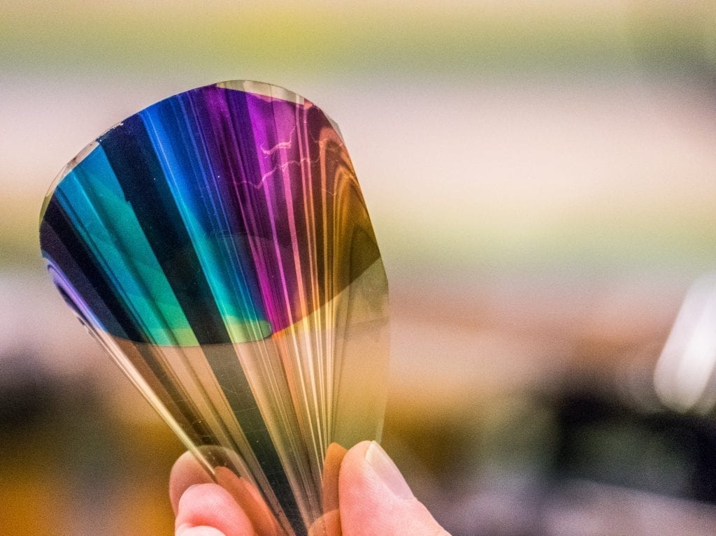 Chalmers’ e-paper contains gold, silver and PET plastic. The layer that produces the colours is less than a micrometre thin. Photo: Mats Tiborn