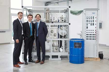 The founders of INERATEC, a spinoff of KIT, develop compact, microstructured chemical reactors for conversion of gases into high-quality liquid fuels.