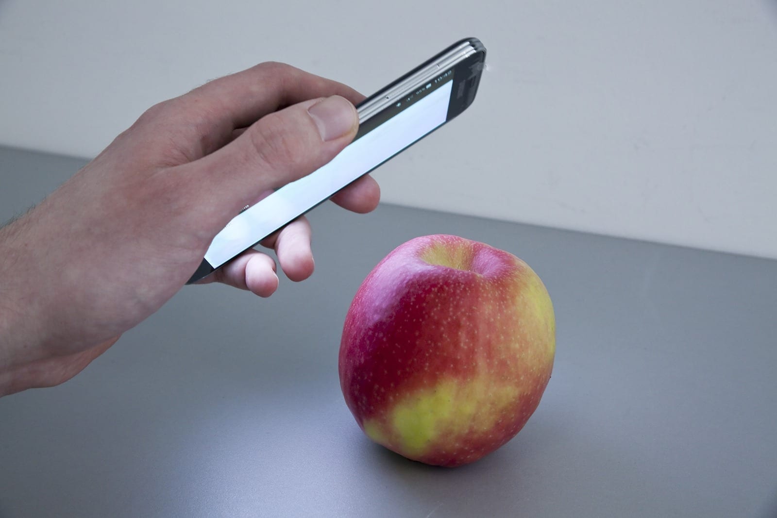 New app using an ordinary smartphone can tell if an apple has been treated with pesticides and more