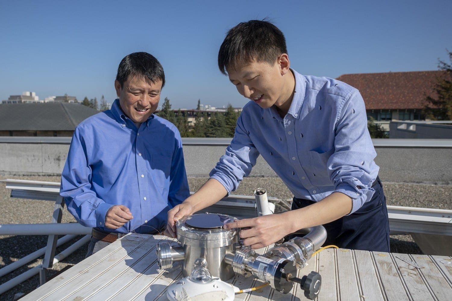 A rooftop device that can make solar power and cool buildings at the same time