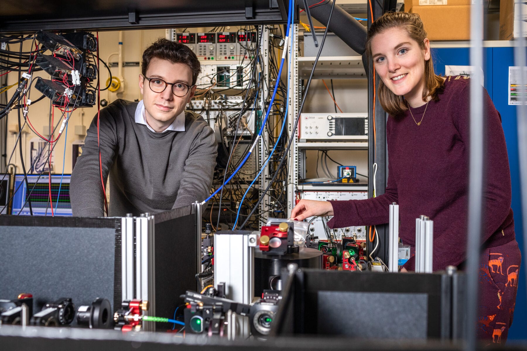 Co-authors Matteo Pompili (left) and Sophie Hermans (right), both PhD student in the group of Ronald Hanson, at one of the quantum network nodes.