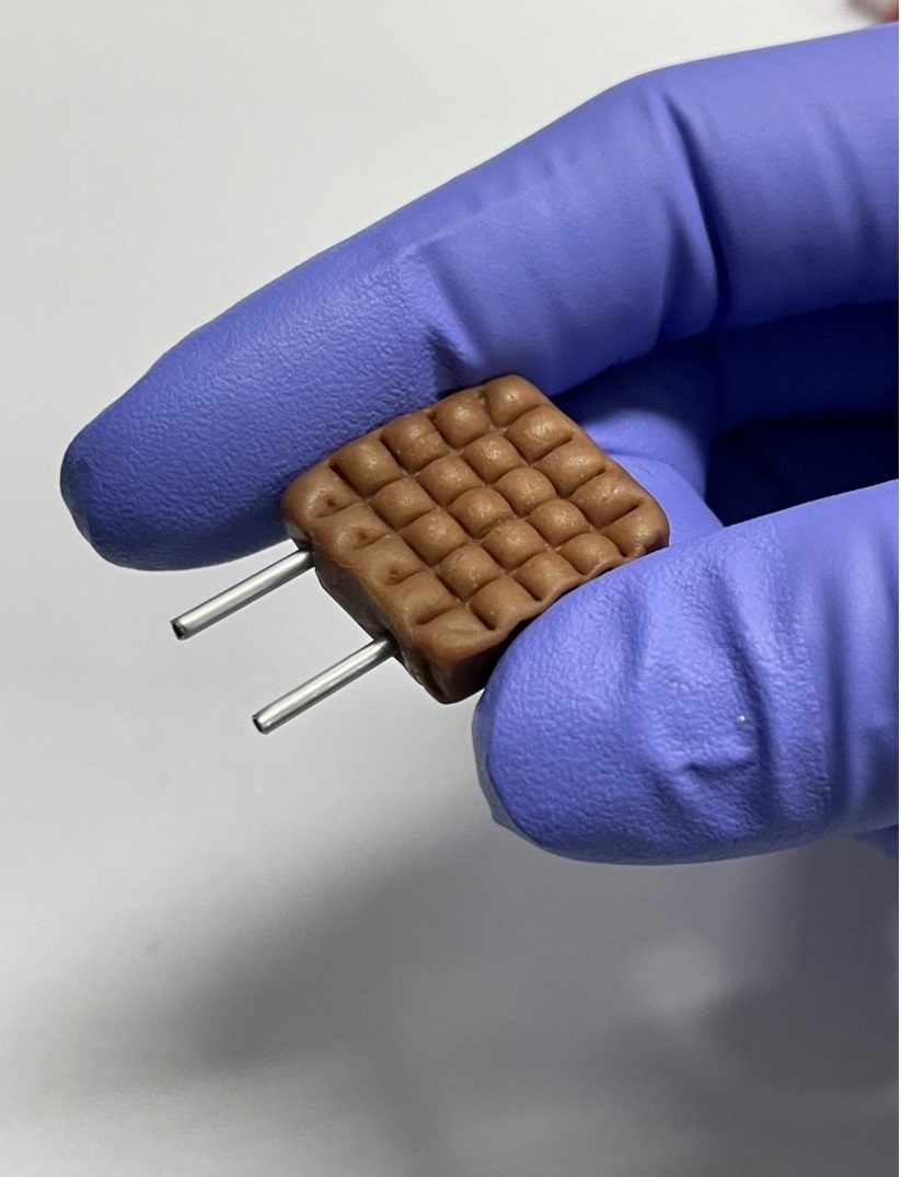 An electrode made with a molded Tootsie Roll® and aluminum tubes can help monitor ovulation status and kidney health.
Credit: Adapted from ACS Applied Materials & Interfaces 2021, DOI: 10.1021/acsami.1c11306