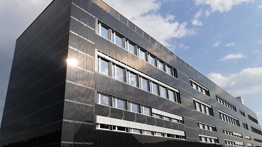 Empa researchers have calculated that the solar potential on roofs, facades, parking lots and other infrastructure, in other words on already sealed surfaces, is sufficient for the energy turnaround. This solar facade on the K3 Handwerkcity building in Wallisellen, has been in operation since 2020. Image: die werke versorgung wallisellen ag