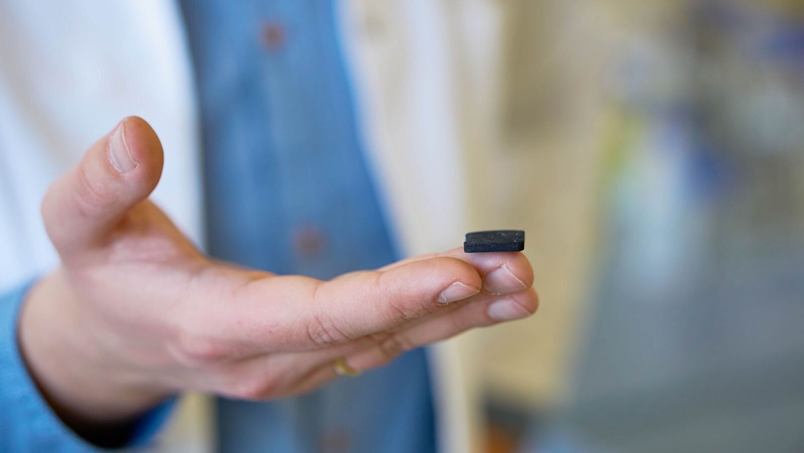 The so-called aeromaterial "aerographene" looks like a black foam, but consists of 99.9% air and can withstand extremely high loads. Credit: Julia Siekmann, Uni Kiel