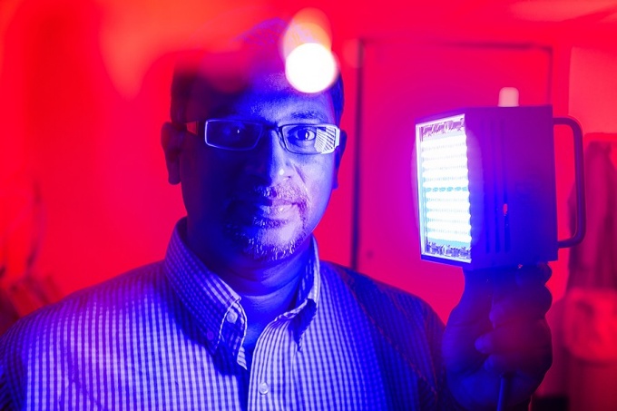 Previous research led by senior author Praveen Arany (pictured) found that light therapy promotes healing by activating TGF?beta 1, a protein that controls cell growth and division by stimulating various cells involved in healing. Photographer: Douglas Levere