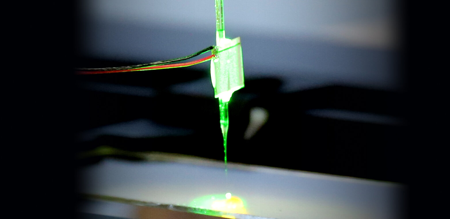 Using a glass needle made to oscillate with the assistance of ultrasound, liquids can be manipulated and particles can be trapped. (Photograph: ETH Zurich)