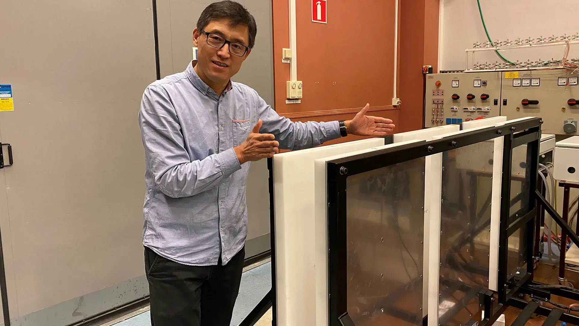 Professor Yujing Liu shows the 500 kW inductive charging system which can be suitable for charging of electric ferries, trucks, and buses. DC (direct current) to DC efficiency can reach 98 percent. It transfers 500 kW per 2 square meters with 15 cm air gap between the ground pad and the onboard pad.