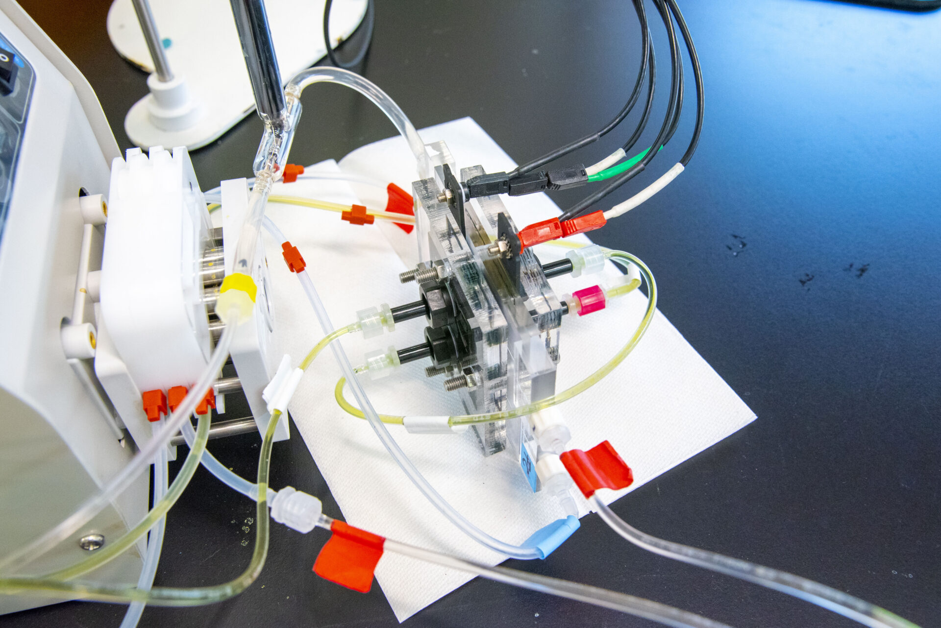 The device created by the researchers to complete their redox-inspired electrodialysis method for water purification.