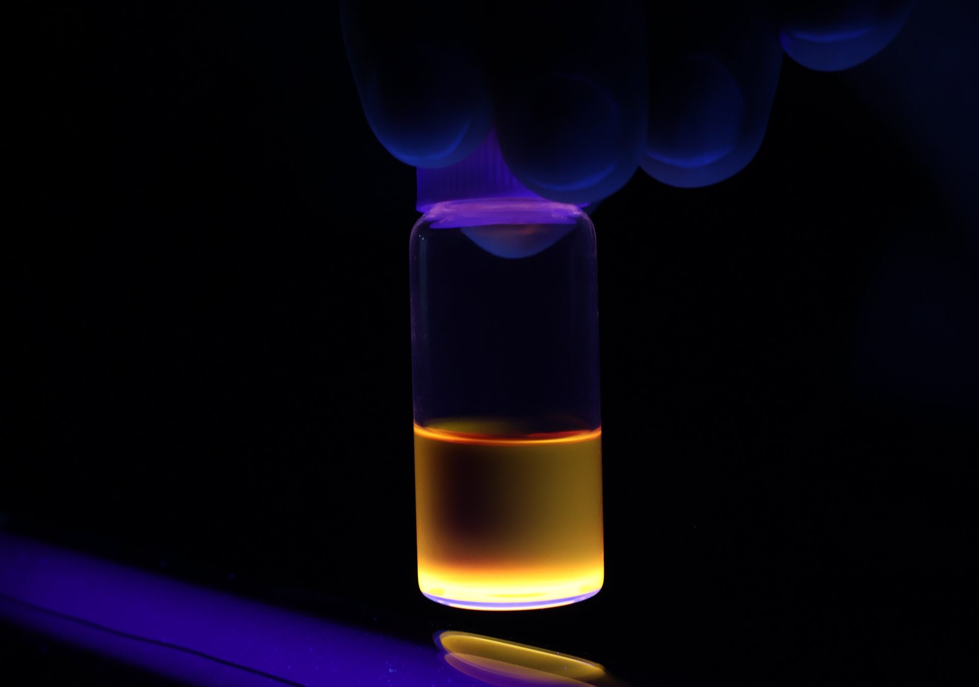 New material illuminated with ultraviolet light./ ICB-CSIC