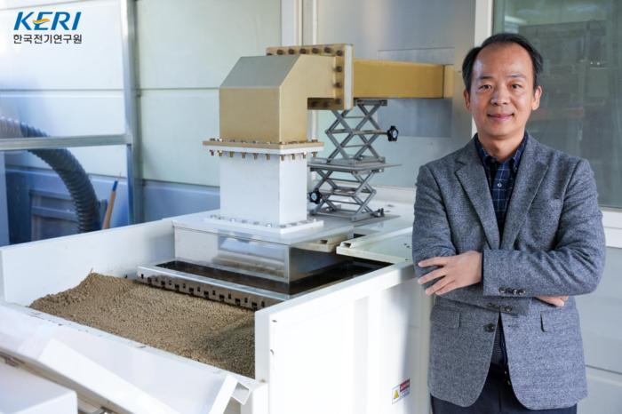 Dr. Sunshin Jung of the Korea Electrotechnology Research Institute has developed a technology to effectively control soil pests through penetrative microwave heating. CREDIT Korea Electrotechnology Research Institute